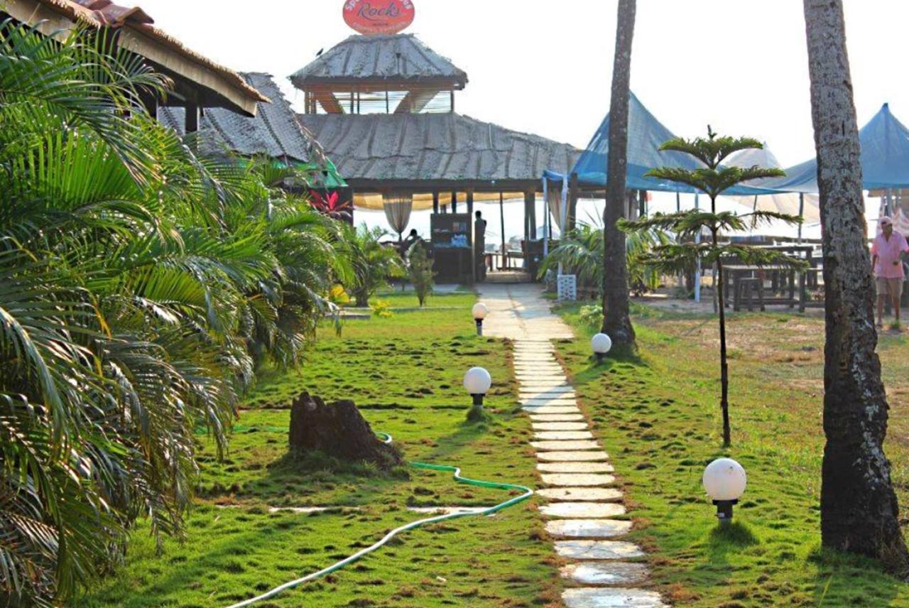 Rock Water Resort Morjim Exterior foto